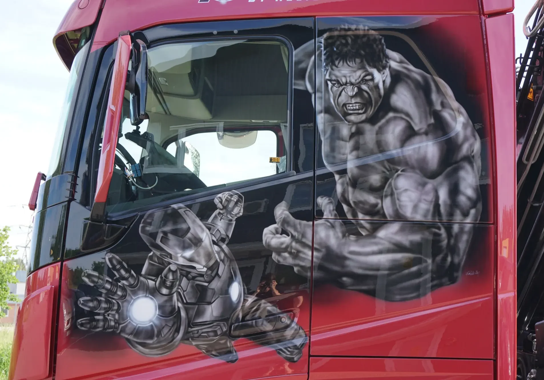 Hulken och Iron-man motivlackerade på en röd lastbil
