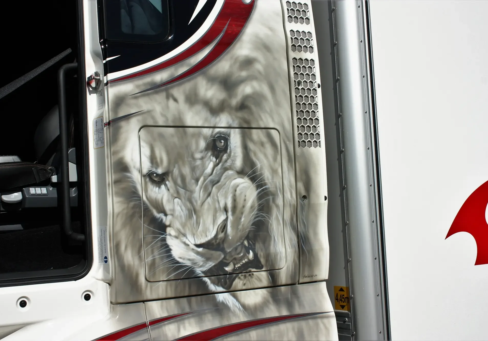 Ett motivlackerat lejon på en vit lastbil